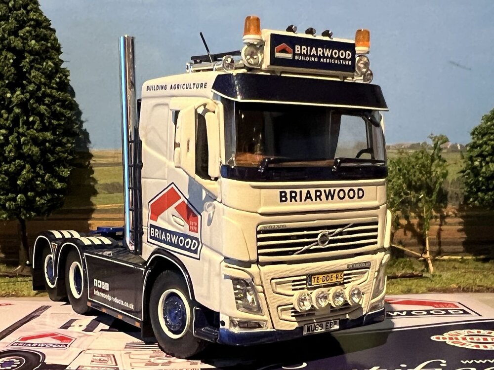 Tekno Tekno Volvo FH04 low cab 6x2 BRIARWOOD