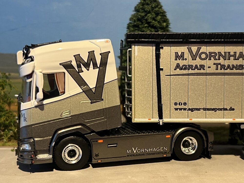 WSI WSI DAF XG+ 4x2 + 3-axle cargo floor trailer M. Vornhagen