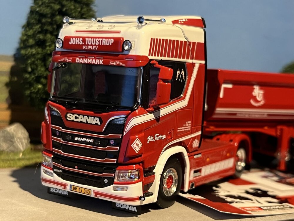 WSI WSI Scania S Highline 4x2 + 3-as half pipe trailer JOHS. TOUSTRUP