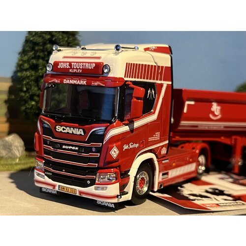 WSI WSI Scania S Highline 4x2 + 3-as half pipe trailer JOHS. TOUSTRUP