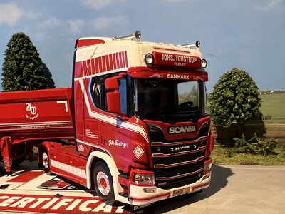WSI WSI Scania S Highline 4x2 + 3-as half pipe trailer JOHS. TOUSTRUP