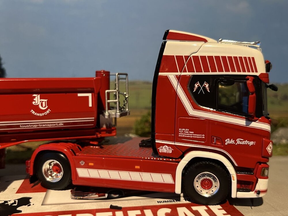 WSI WSI Scania S Highline 4x2 + 3-as half pipe trailer JOHS. TOUSTRUP