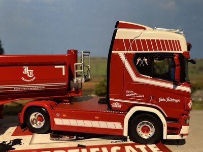 WSI WSI Scania S Highline 4x2 + 3-as half pipe trailer JOHS. TOUSTRUP