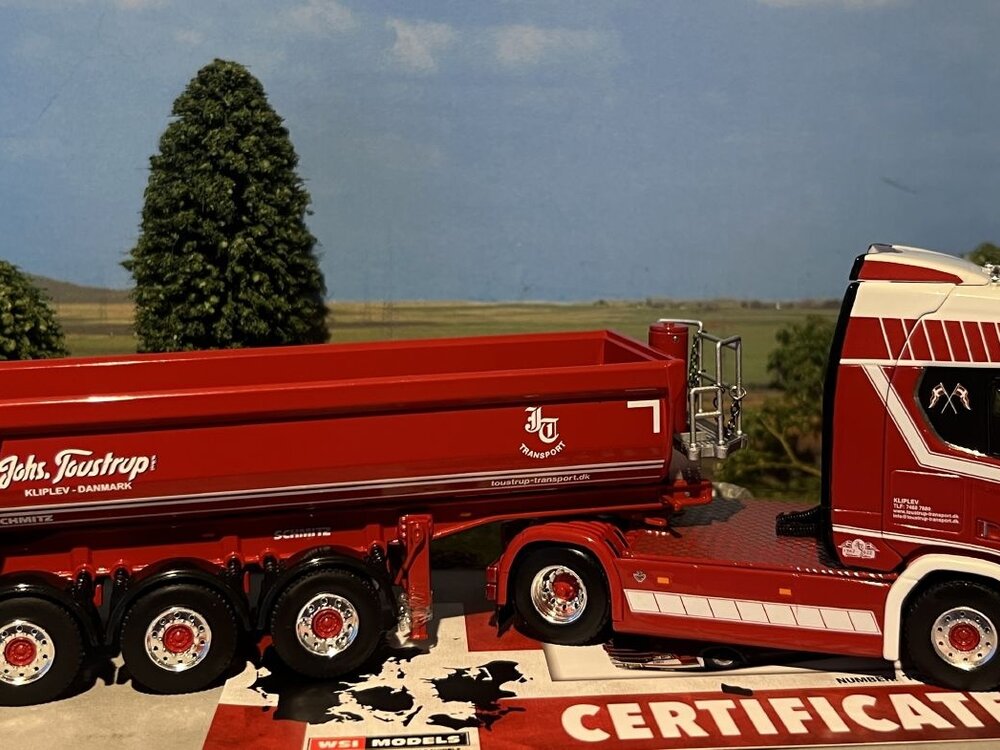 WSI WSI Scania S Highline 4x2 + 3-as half pipe trailer JOHS. TOUSTRUP