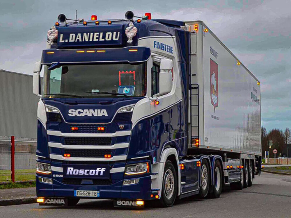 WSI WSI Scania S Highline 6x2 twin teer met 3-assige koeloplegger L. DANIELOU