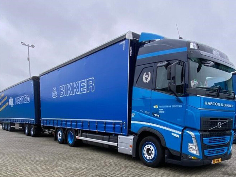 WSI WSI Volvo FH5 Globetrotter 6x2 riged truck with 3-axlecurtainside trailer +dolly HARTOG & BIKKER