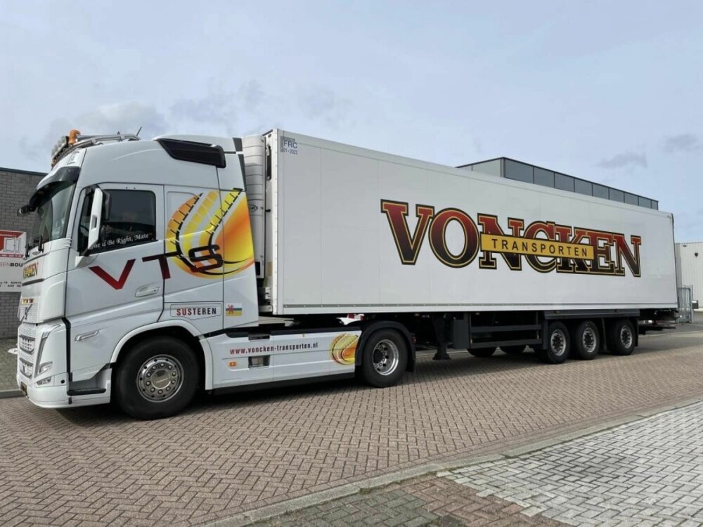 WSI WSI Volvo FH5 Globetrotter 4x2 met 3-assige tridec koeltrailer VONCKEN TRANSPORTEN