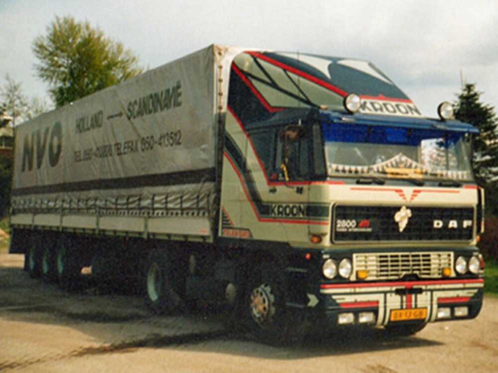 WSI WSI DAF 2800 4x2 + classic 3-axle curtainside trailer KROON ASSEN