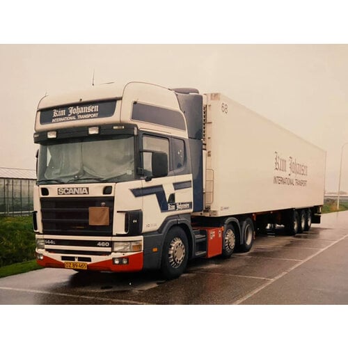 WSI WSI Scania 4-serie Topline 6x2 met 3-assige koeloplegger KIM JOHANSEN