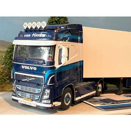 WSI WSI Volvo FH4 Glob. 4x2 met 3-as koeloplegger VAN HERK