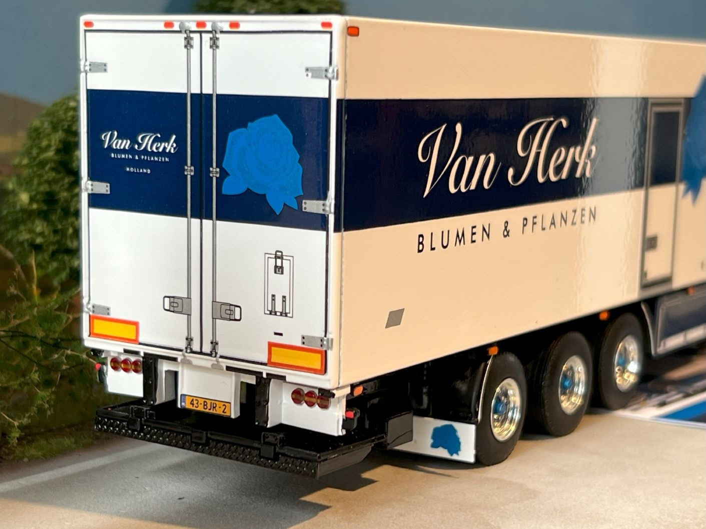 WSI Volvo FH4 Glob. 4x2 with 3-axle reefer trailer VAN HERK WSI Volvo FH4 Glob. 4x2 with 3-axle reefer trailer VAN HERK