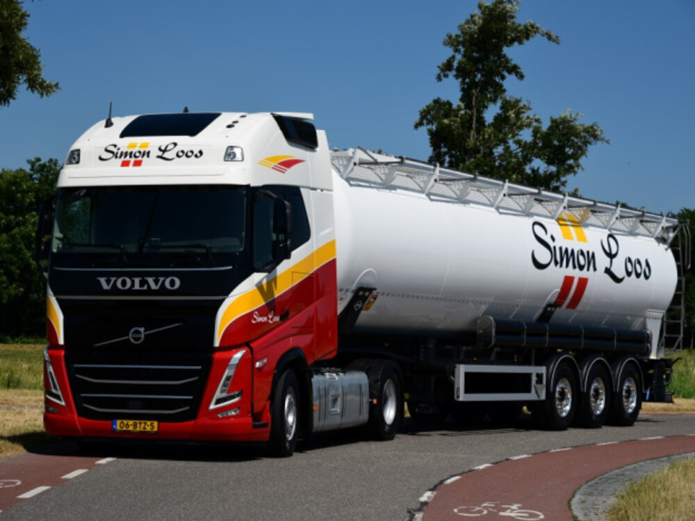 Tekno Tekno Volvo FH05 XXL 4x2 met 3-as silo oplegger SIMON LOOS