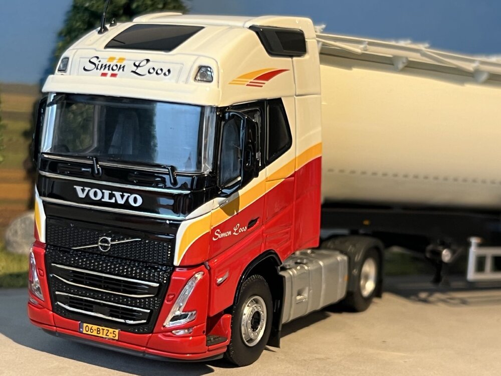 Tekno Tekno Volvo FH05 XXL 4x2 met 3-as silo oplegger SIMON LOOS