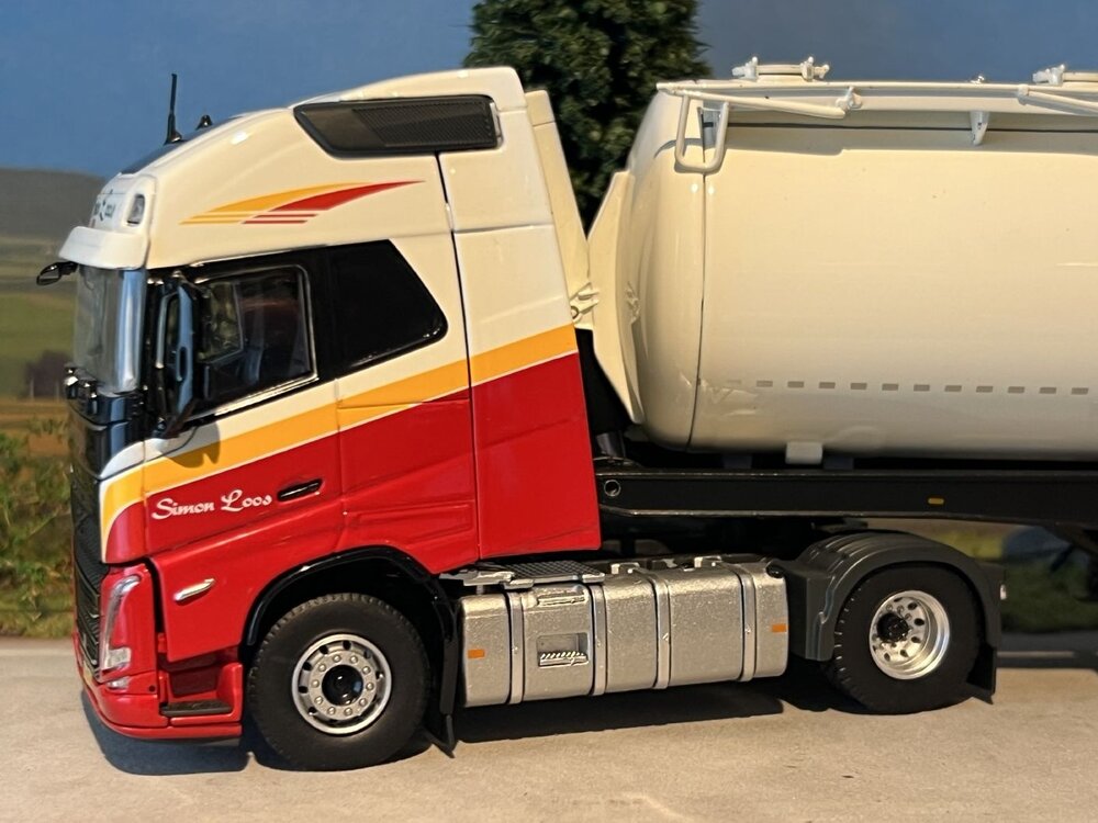 Tekno Tekno Volvo FH05 XXL 4x2 met 3-as silo oplegger SIMON LOOS
