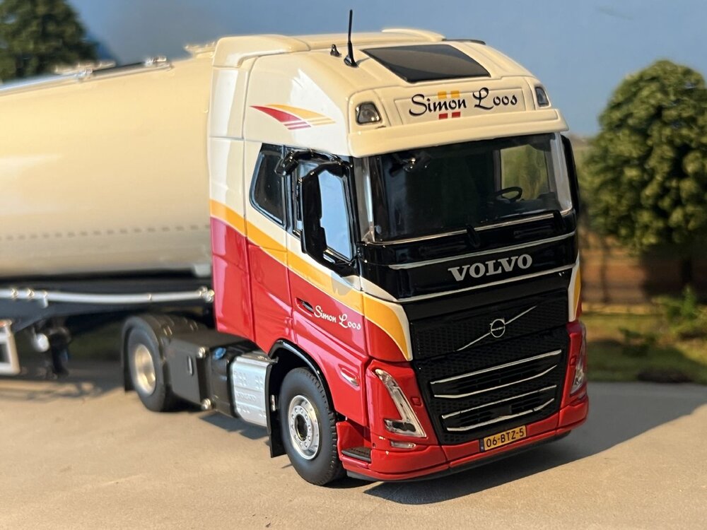 Tekno Tekno Volvo FH05 XXL 4x2 met 3-as silo oplegger SIMON LOOS