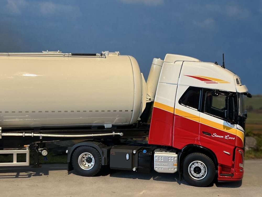 Tekno Tekno Volvo FH05 XXL 4x2 met 3-as silo oplegger SIMON LOOS