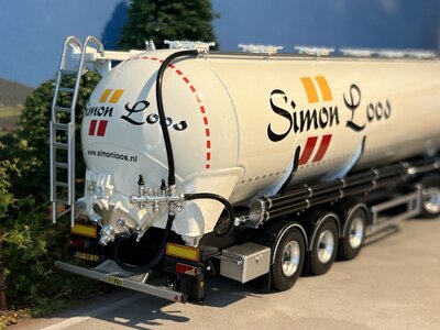 Tekno Tekno Volvo FH05 XXL 4x2 with 3-axle silo trailer SIMON LOOS