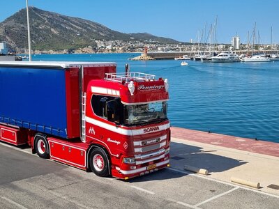 Tekno Tekno Scania Next Gen R530 4x2 Truck with 3-axle reefer trailer + Moffet PENNINGS TRANSPORT