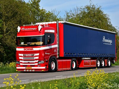 Tekno Tekno Scania Next Gen R530 4x2 trekker voorzien van 3-assige schuifzeilenoplegger en Moffet meeneemheftruck PENNINGS TRANSPORT