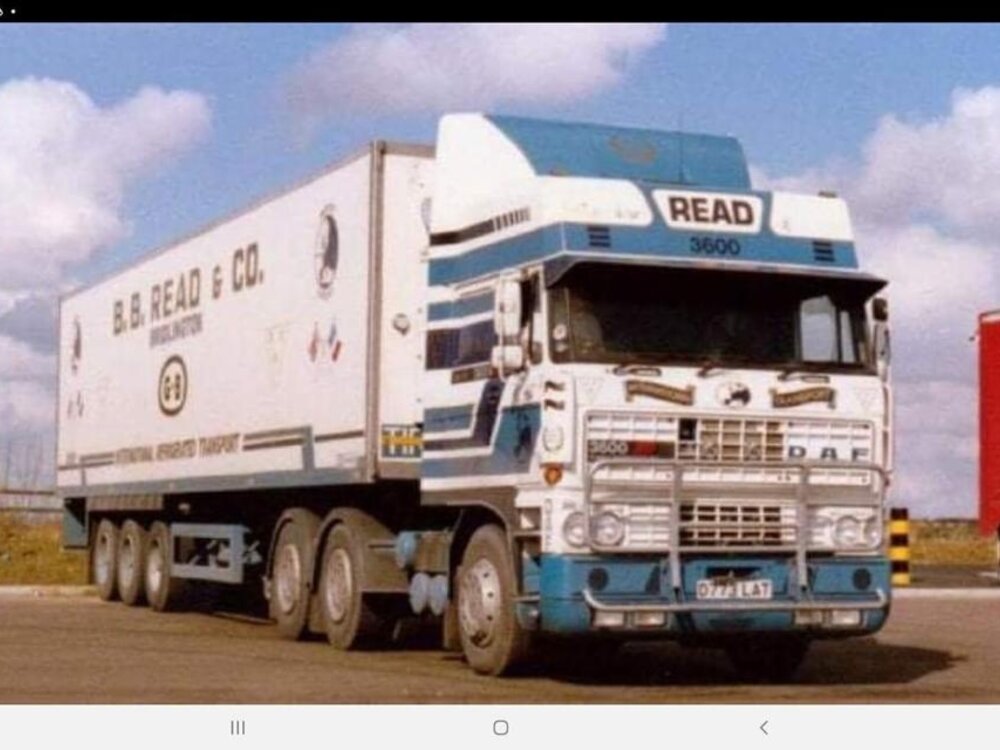 Tekno Tekno DAF 3600 Space Cab met 3-assige klassieke koeloplegger BB READ