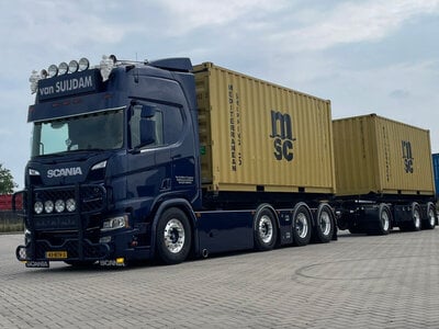 WSI WSI Scania R Highline 8x2 container truck met  7-assige drawbar met haakarm systeem + 2x 20ft container  VAN SUIJDAM