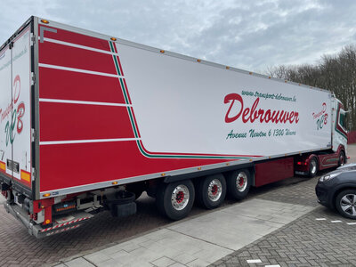 WSI WSI DAF XG+ 4x2 met 3-as koeloplegger TRANSPORT DEBROUWER