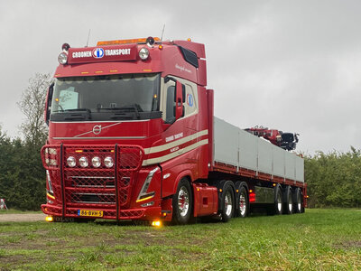 WSI WSI Volvo FH5 Globetrotter 6x2 with 3-axle brick trailer  INT. TRANSPORTEN CROONEN