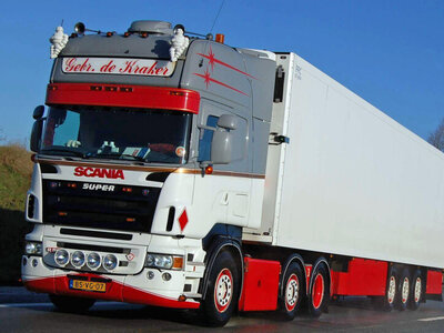 WSI WSI Scania R5 Topline 6x2 met 3-as koeloplegger DE KRAKER