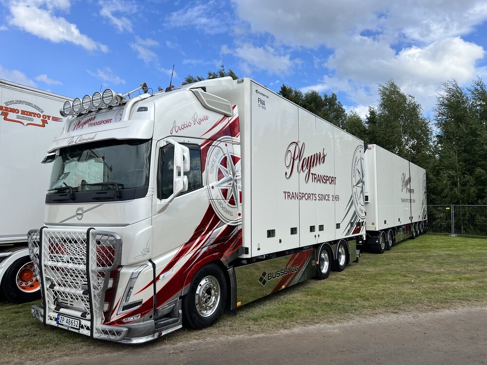 Tekno Tekno Volvo FH05 Globetrotter XL Zweedse combinatie  PLEYMS