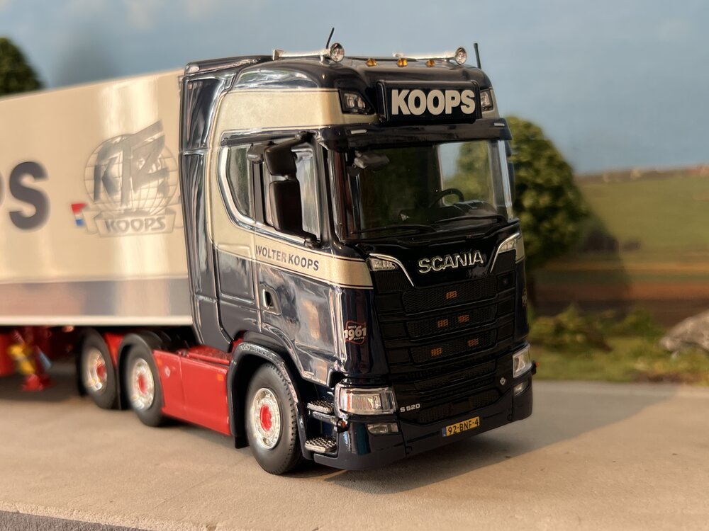 Tekno Tekno Scania Next Gen Highline 6x2 met 3-assige Schmitz oplegger WOLTER KOOPS