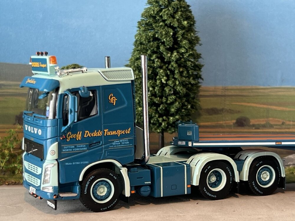 WSI WSI Volvo FH4 flat roof 6x2 with 3-axle ramped lowloader GEOFF DODDS "Fifty shades of blue"