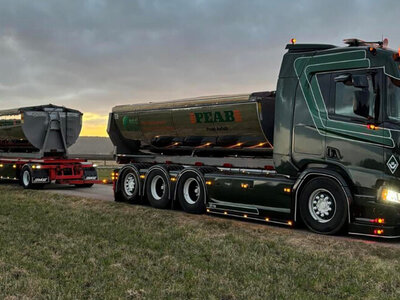 WSI WSI Scania R Normal bakwagen met haakarm systeem 8x4 met 3-assige haakarm container trailer + asfalt container BYE PEAB ASFALT