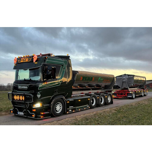 WSI WSI Scania R Normal bakwagen met haakarm systeem 8x4 met 3-assige haakarm container trailer + asfalt container BYE PEAB ASFALT