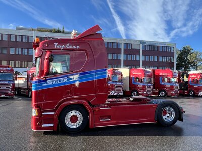 Tekno Tekno Scania Next Gen R-serie met 3-as schuifzeilen oplegger SIDLER