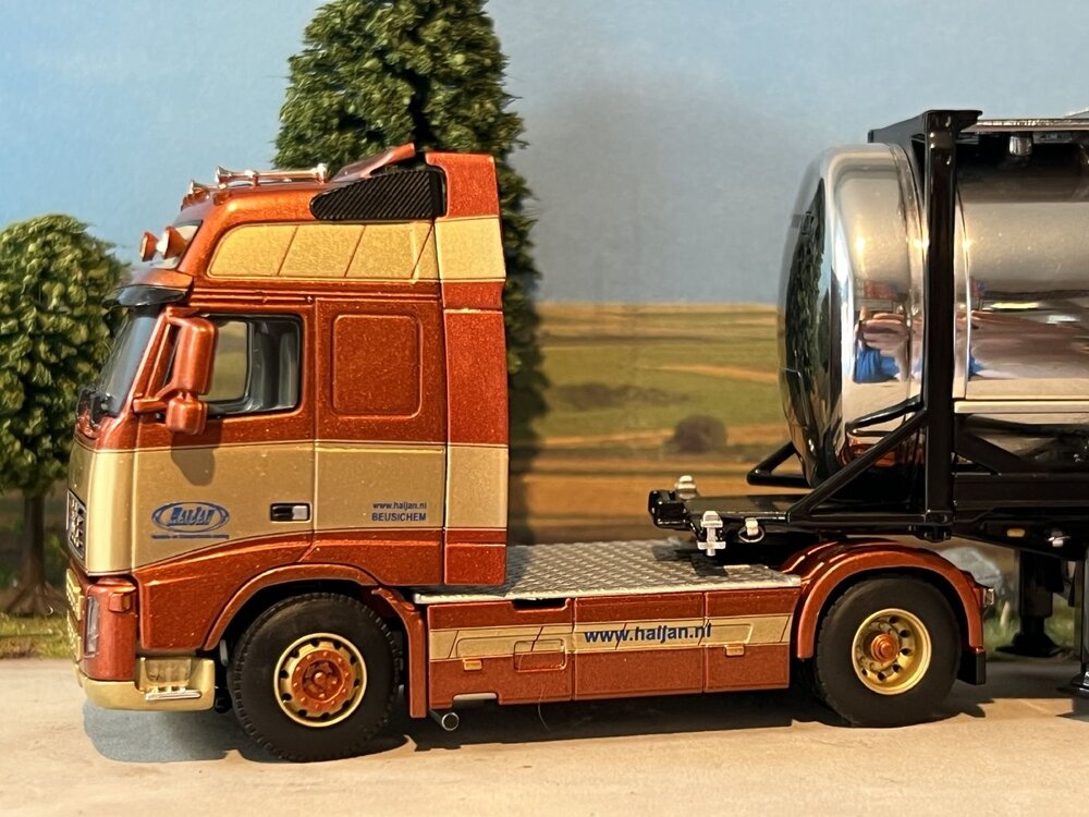 WSI WSI Volvo FH 4x2 + 3-axle container trailer + 20ft. container HAIJAN