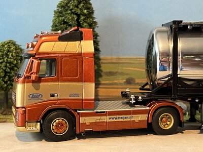 WSI WSI Volvo FH 4x2 + 3-axle container trailer + 20ft. container HAIJAN