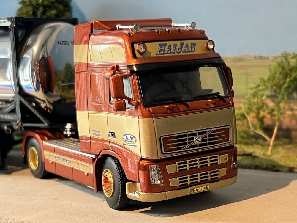 WSI WSI Volvo FH 4x2 + 3-axle container trailer + 20ft. container HAIJAN