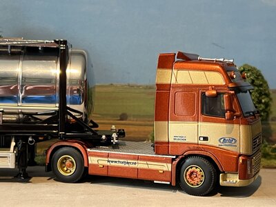 WSI Volvo FH 4x2 + 3-axle container trailer + 20ft