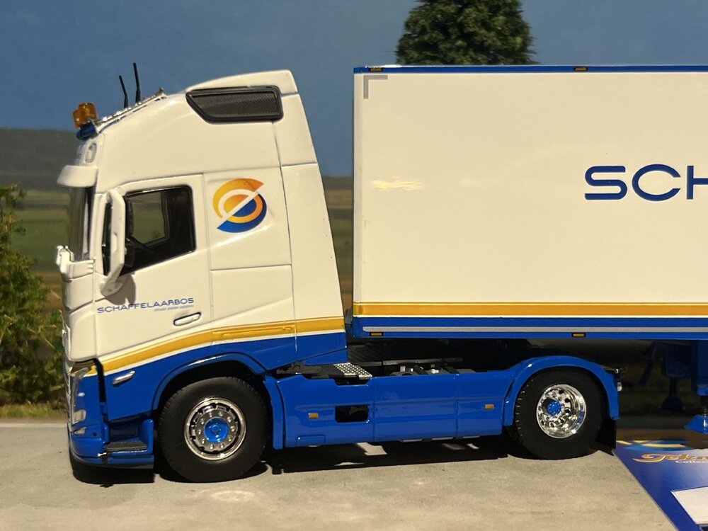 Tekno Tekno Volvo FH05 Globetrotter XL with closed box trailer SCHAFFELAARSBOS