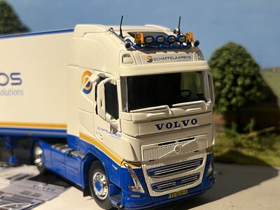 Tekno Tekno Volvo FH05 Globetrotter XL met gesloten oplegger SCHAFFELAARSBOS