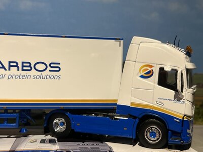 Tekno Tekno Volvo FH05 Globetrotter XL with closed box trailer SCHAFFELAARSBOS