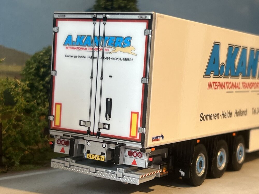 WSI WSI DAF XF Space Cab 4x2 with 3-axle reefer trailer A. KANTERS