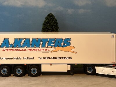 WSI WSI DAF XF Space Cab 4x2 met 3-as koeloplegger A. KANTERS