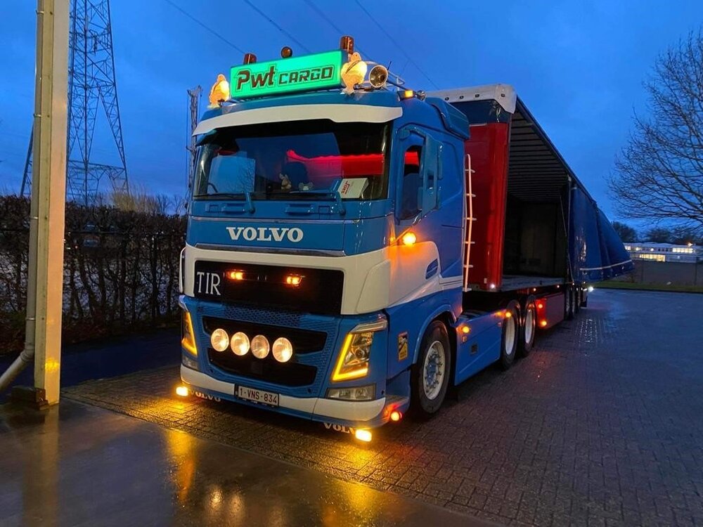 Tekno Tekno Volvo FH04 6x2 met 3-as koeloplegger PETER WOUTERS / PWT Thermo