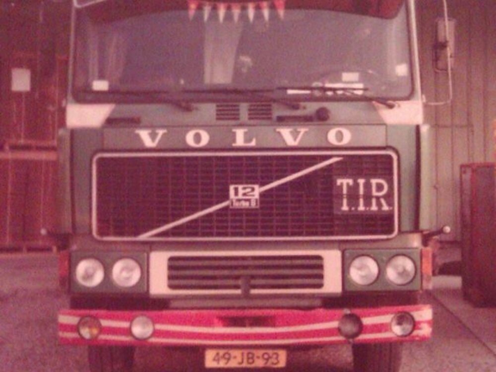 Tekno Tekno Volvo F12 6x2 motorwagen met 2-assige huifaanhanger GAM BAKKER