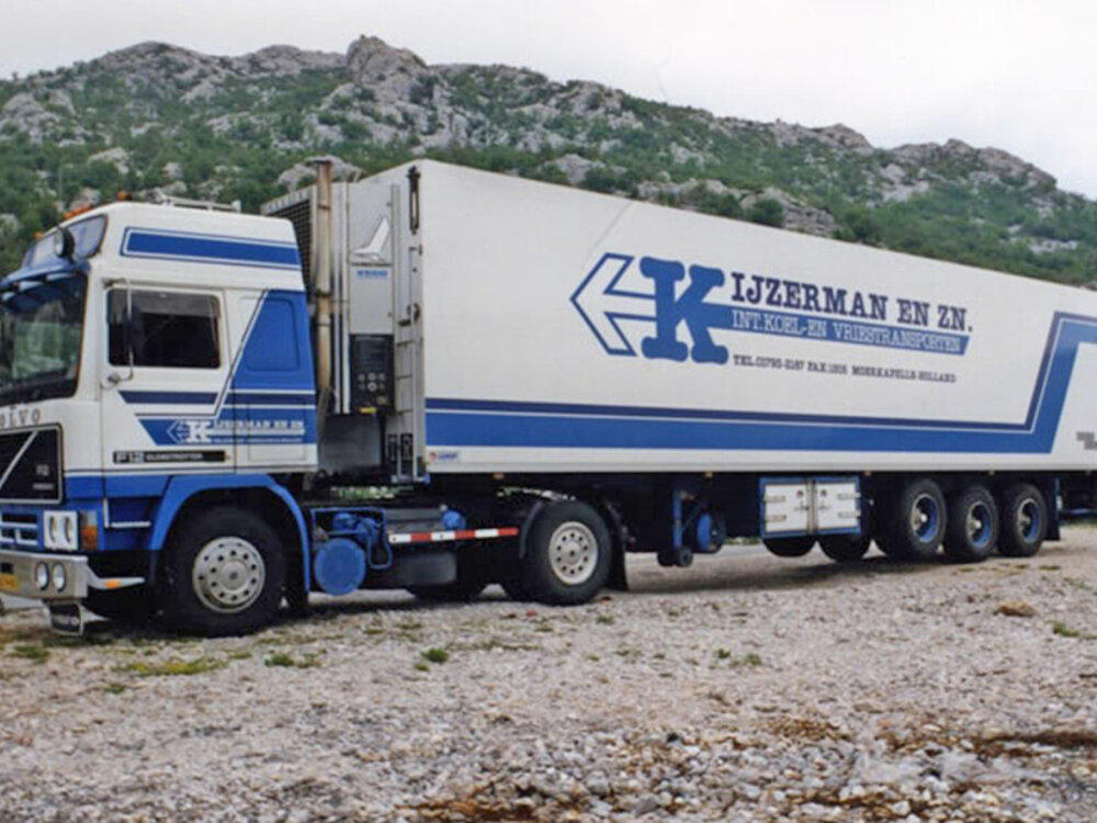 WSI WSI Volvo F12 Globetrotter 4x2 with 3-axle classic reefer trailer IJZERMAN TRANSPORT