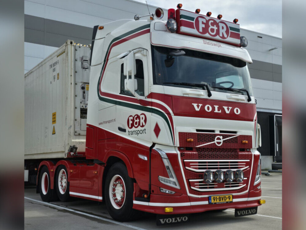 WSI WSI Volvo FH5 Globetrotter XL 6x2 met 3-assige flex container trailer+ 40ft koel container F&R TRANSPORT