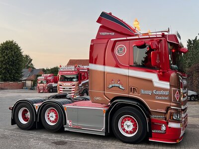 Tekno Tekno Scania R-serie low roof 6x2 met 3-as koeloplegger RONNY CEUSTERS