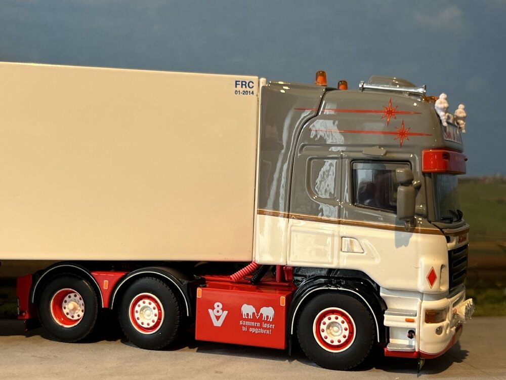 WSI WSI Scania R Normal  6X2  with 3-axle reefer trailer DE KRAKER