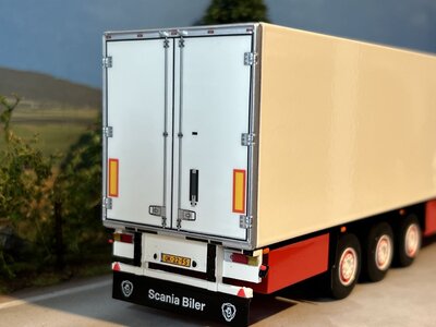 WSI WSI Scania R Normal  6X2  with 3-axle reefer trailer DE KRAKER